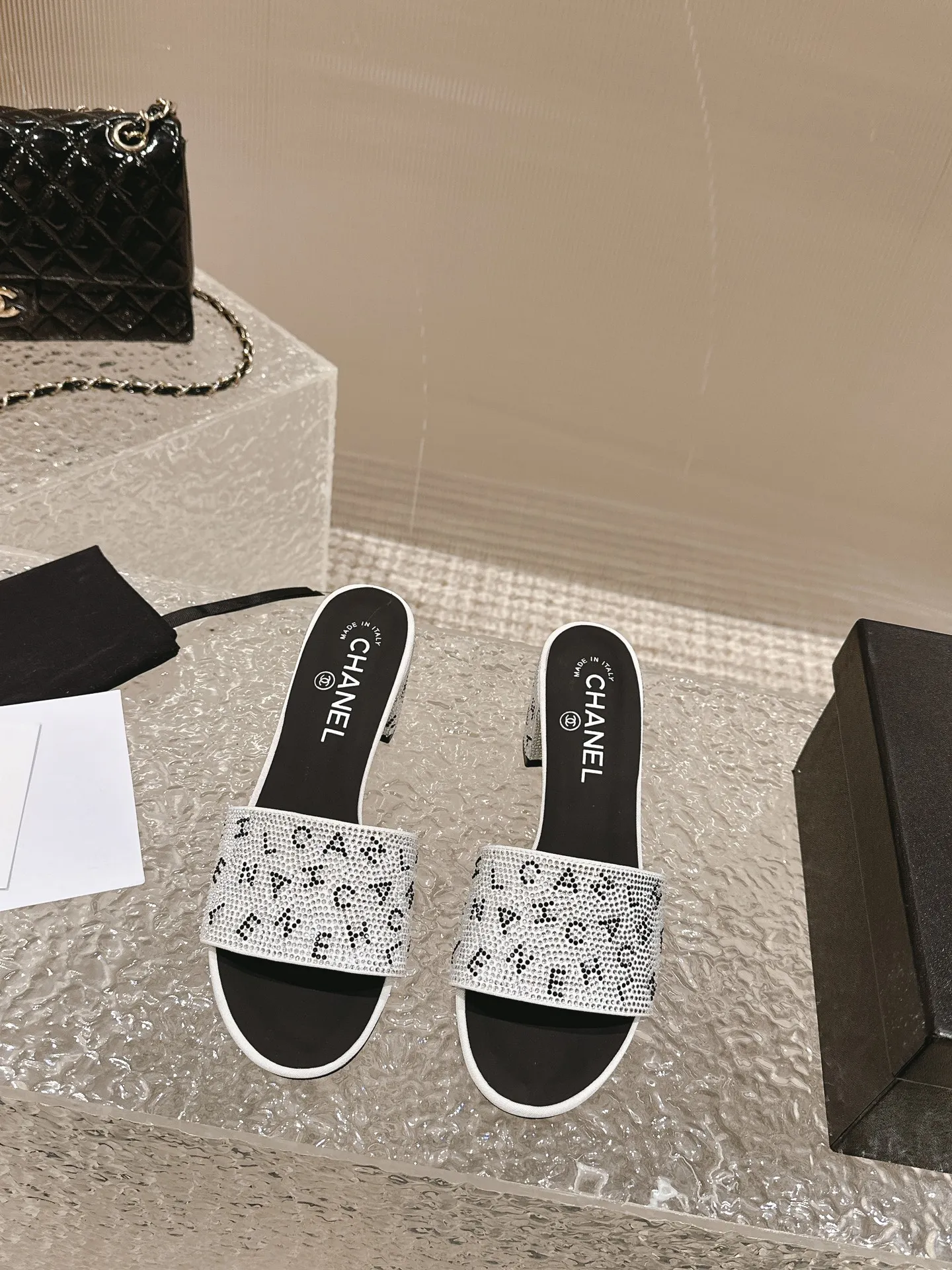 👟👟Ex-factory price 460👟👟 Xiaoxiang Chanel rhinestone slippers with large black rhinestone letters, these really blingbling slippers are full of diamonds. They are both classic and artistic, and can be styled as you like on the street every day. The characteristic is that the hot diamonds are particularly shiny. They are made with heavy craftsmanship and are not easy to fall off. They have a sexy and versatile temperament for ladies. Color: black, white. Heel height 5 cm. 35-41